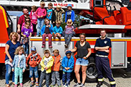 Kitagruppe bei der Feuerwehr - Bild vergrößern ...